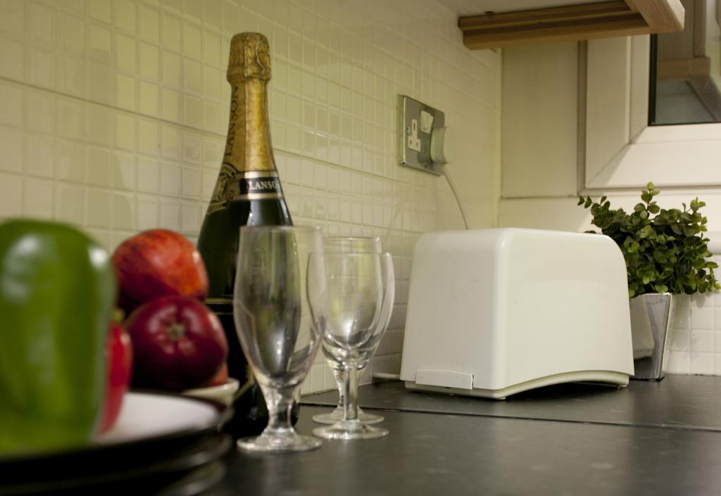Foresters Inn Apartment - City Centre By Victoria Centre Shopping Centre - Your Own 5 Double Bedrooms Private Apartment With 3 Bathrooms And Full Kitchen To Cook As You Would At Home - Outdoor Parking For Cars Or Vans At Five Pounds A Day Nottingham Phòng bức ảnh