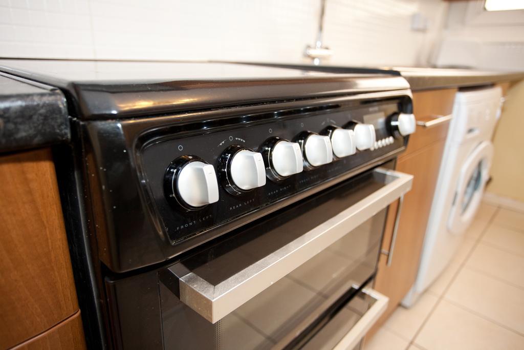 Foresters Inn Apartment - City Centre By Victoria Centre Shopping Centre - Your Own 5 Double Bedrooms Private Apartment With 3 Bathrooms And Full Kitchen To Cook As You Would At Home - Outdoor Parking For Cars Or Vans At Five Pounds A Day Nottingham Phòng bức ảnh