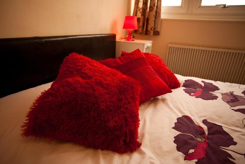 Foresters Inn Apartment - City Centre By Victoria Centre Shopping Centre - Your Own 5 Double Bedrooms Private Apartment With 3 Bathrooms And Full Kitchen To Cook As You Would At Home - Outdoor Parking For Cars Or Vans At Five Pounds A Day Nottingham Phòng bức ảnh