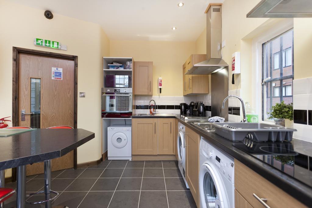 Foresters Inn Apartment - City Centre By Victoria Centre Shopping Centre - Your Own 5 Double Bedrooms Private Apartment With 3 Bathrooms And Full Kitchen To Cook As You Would At Home - Outdoor Parking For Cars Or Vans At Five Pounds A Day Nottingham Phòng bức ảnh