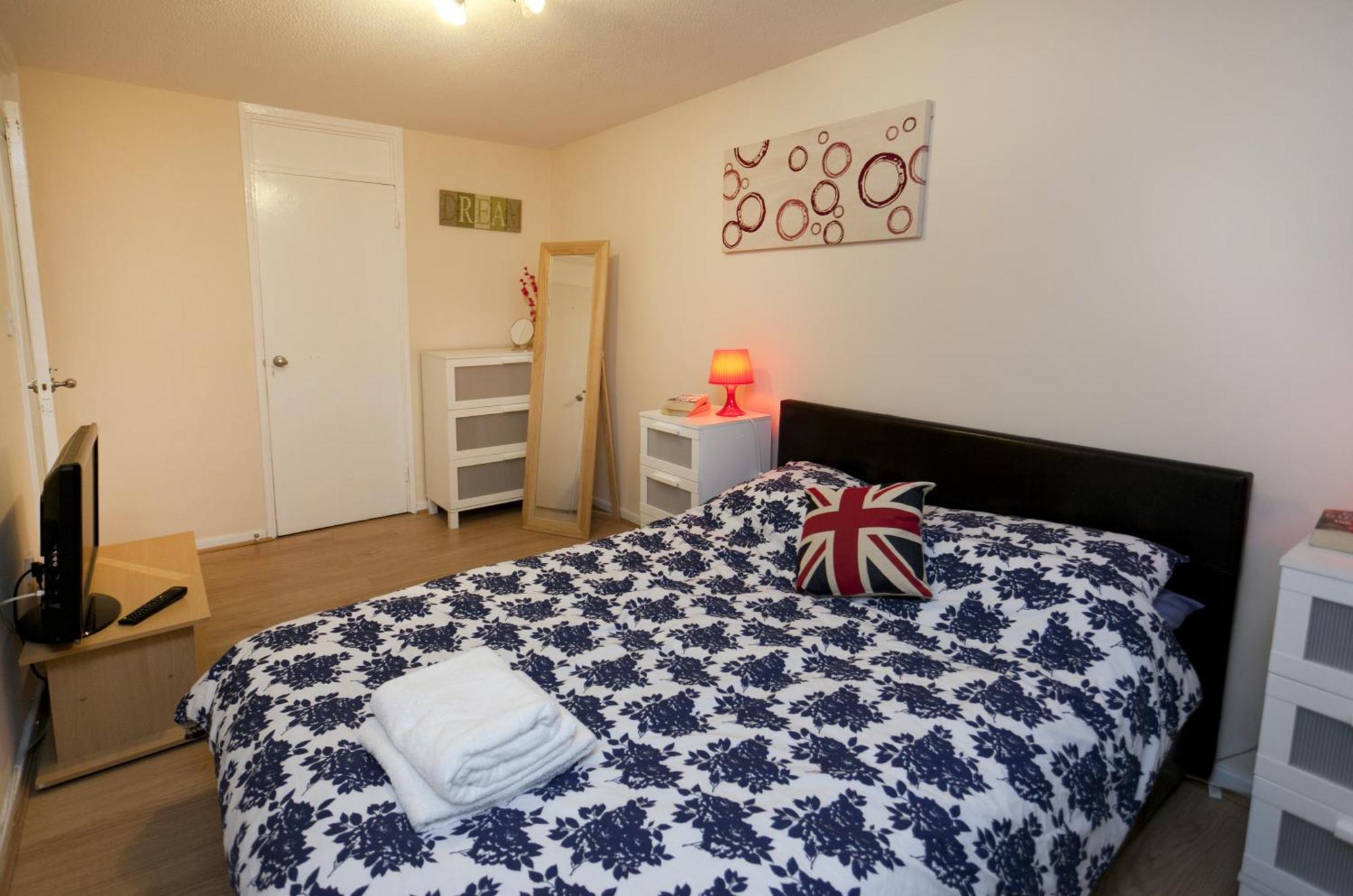 Foresters Inn Apartment - City Centre By Victoria Centre Shopping Centre - Your Own 5 Double Bedrooms Private Apartment With 3 Bathrooms And Full Kitchen To Cook As You Would At Home - Outdoor Parking For Cars Or Vans At Five Pounds A Day Nottingham Phòng bức ảnh