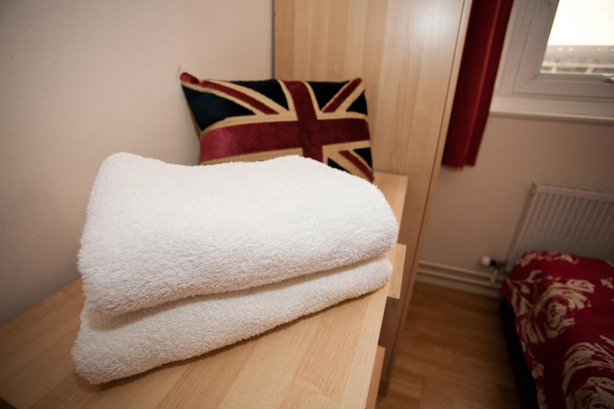Foresters Inn Apartment - City Centre By Victoria Centre Shopping Centre - Your Own 5 Double Bedrooms Private Apartment With 3 Bathrooms And Full Kitchen To Cook As You Would At Home - Outdoor Parking For Cars Or Vans At Five Pounds A Day Nottingham Phòng bức ảnh