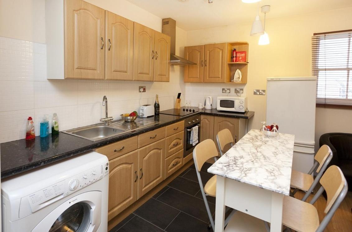Foresters Inn Apartment - City Centre By Victoria Centre Shopping Centre - Your Own 5 Double Bedrooms Private Apartment With 3 Bathrooms And Full Kitchen To Cook As You Would At Home - Outdoor Parking For Cars Or Vans At Five Pounds A Day Nottingham Phòng bức ảnh