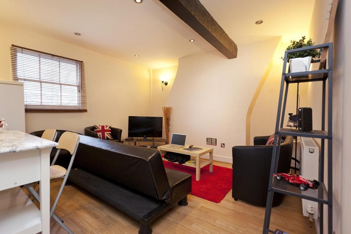 Foresters Inn Apartment - City Centre By Victoria Centre Shopping Centre - Your Own 5 Double Bedrooms Private Apartment With 3 Bathrooms And Full Kitchen To Cook As You Would At Home - Outdoor Parking For Cars Or Vans At Five Pounds A Day Nottingham Phòng bức ảnh