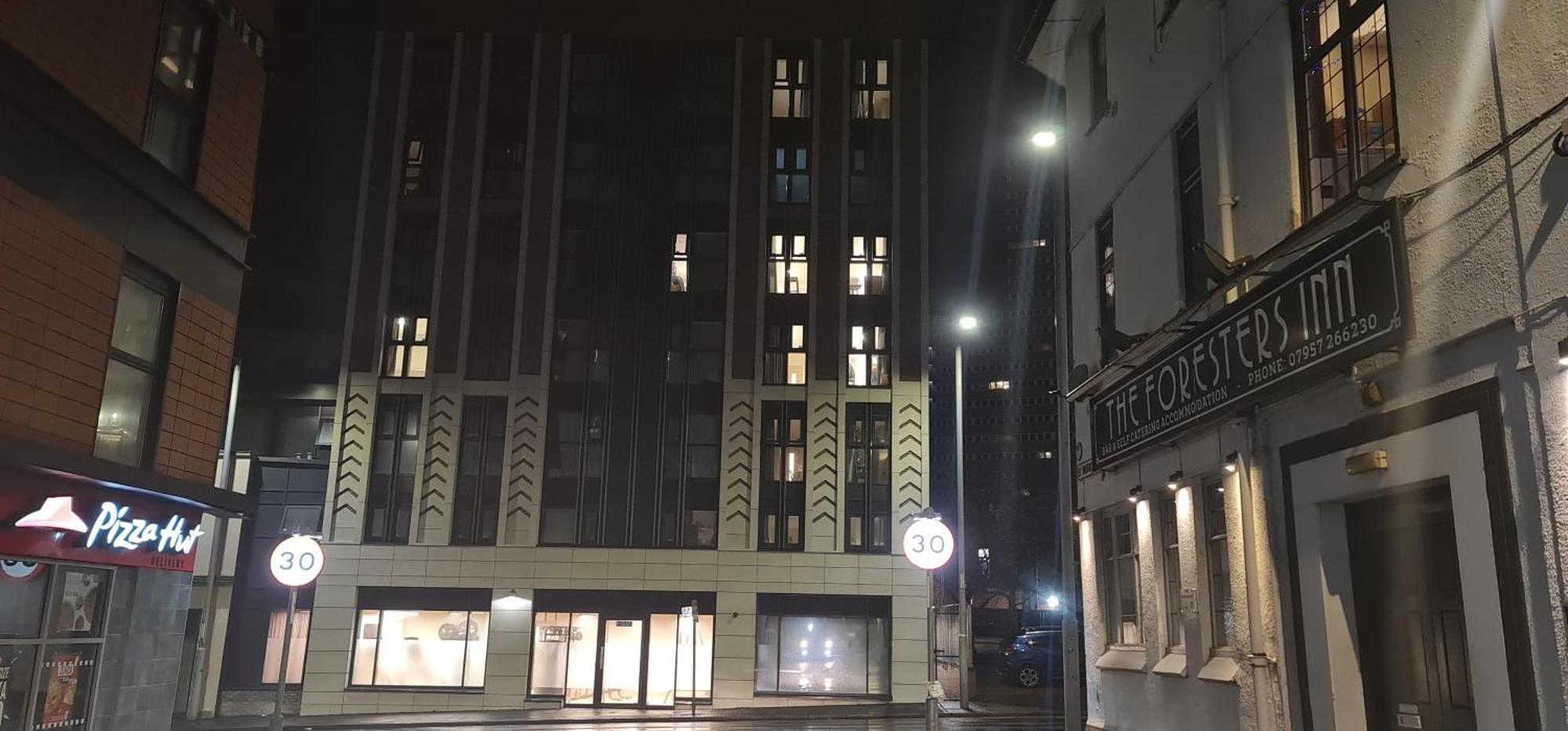 Foresters Inn Apartment - City Centre By Victoria Centre Shopping Centre - Your Own 5 Double Bedrooms Private Apartment With 3 Bathrooms And Full Kitchen To Cook As You Would At Home - Outdoor Parking For Cars Or Vans At Five Pounds A Day Nottingham Phòng bức ảnh