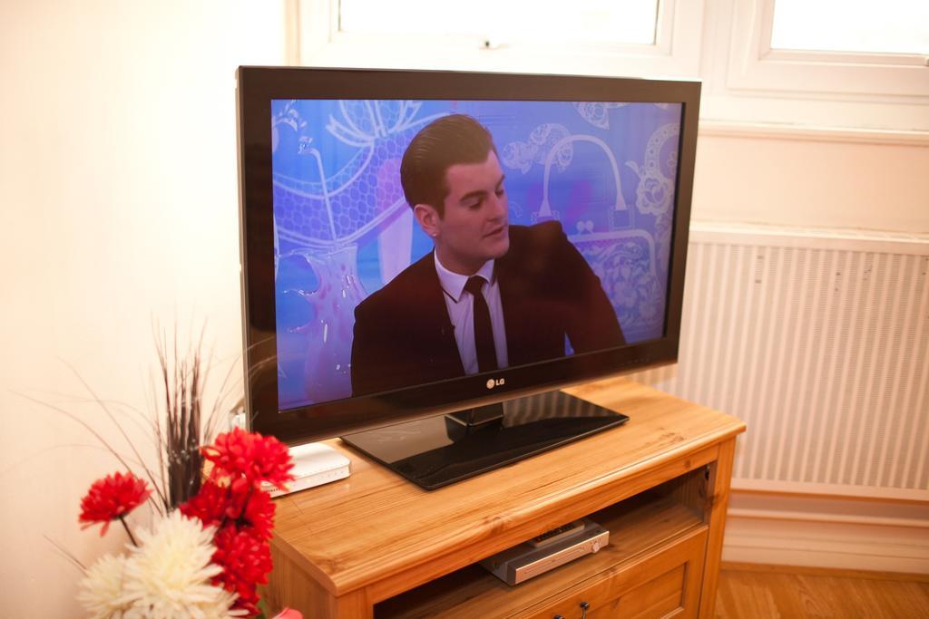 Foresters Inn Apartment - City Centre By Victoria Centre Shopping Centre - Your Own 5 Double Bedrooms Private Apartment With 3 Bathrooms And Full Kitchen To Cook As You Would At Home - Outdoor Parking For Cars Or Vans At Five Pounds A Day Nottingham Phòng bức ảnh