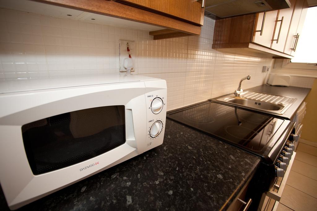 Foresters Inn Apartment - City Centre By Victoria Centre Shopping Centre - Your Own 5 Double Bedrooms Private Apartment With 3 Bathrooms And Full Kitchen To Cook As You Would At Home - Outdoor Parking For Cars Or Vans At Five Pounds A Day Nottingham Phòng bức ảnh
